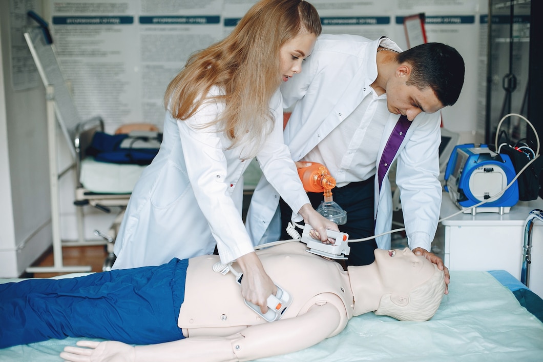 Jak kurs kwalifikowanej pierwszej pomocy może uratować życie – przegląd kluczowych umiejętności i technik