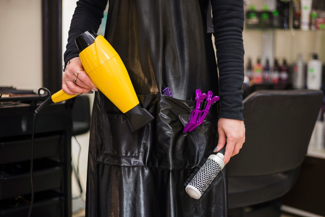 Jak wybrać odpowiednie akcesoria do salonu fryzjerskiego – od spryskiwaczy po destylarki?