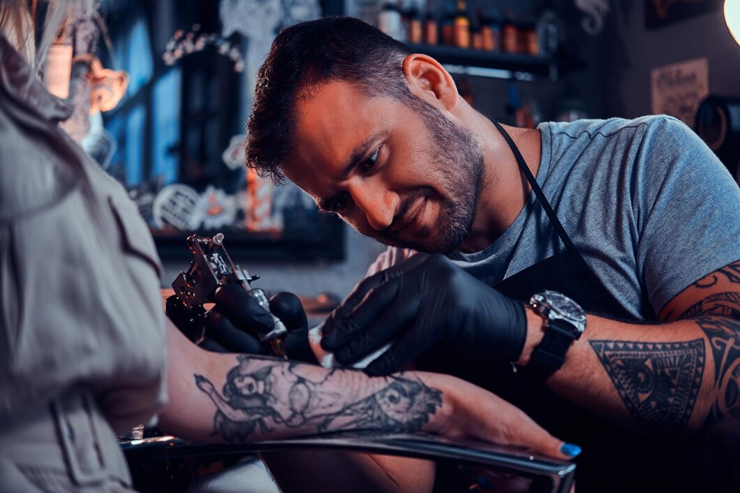 Jak prawidłowo pielęgnować tatuaż w trakcie gojenia, korzystając z maszynki rotacyjnej i jak czerpać inspiracje do nowych wzorów?