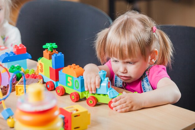 Czy zabawki edukacyjne naprawdę pomagają w rozwoju twojego dziecka?