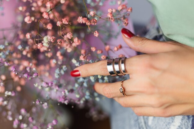 Jak dopasować kamienne pierścionki do różnych stylizacji – elastyczność w modzie biżuteryjnej