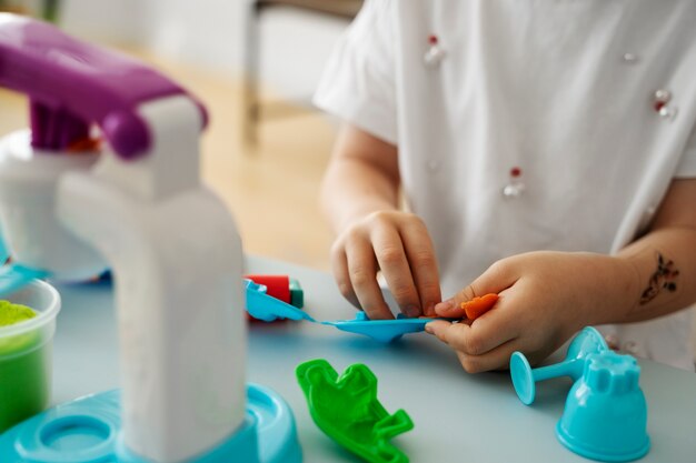 Jak zabawki sensoryczne wpływają na rozwój kreatywności u dzieci?